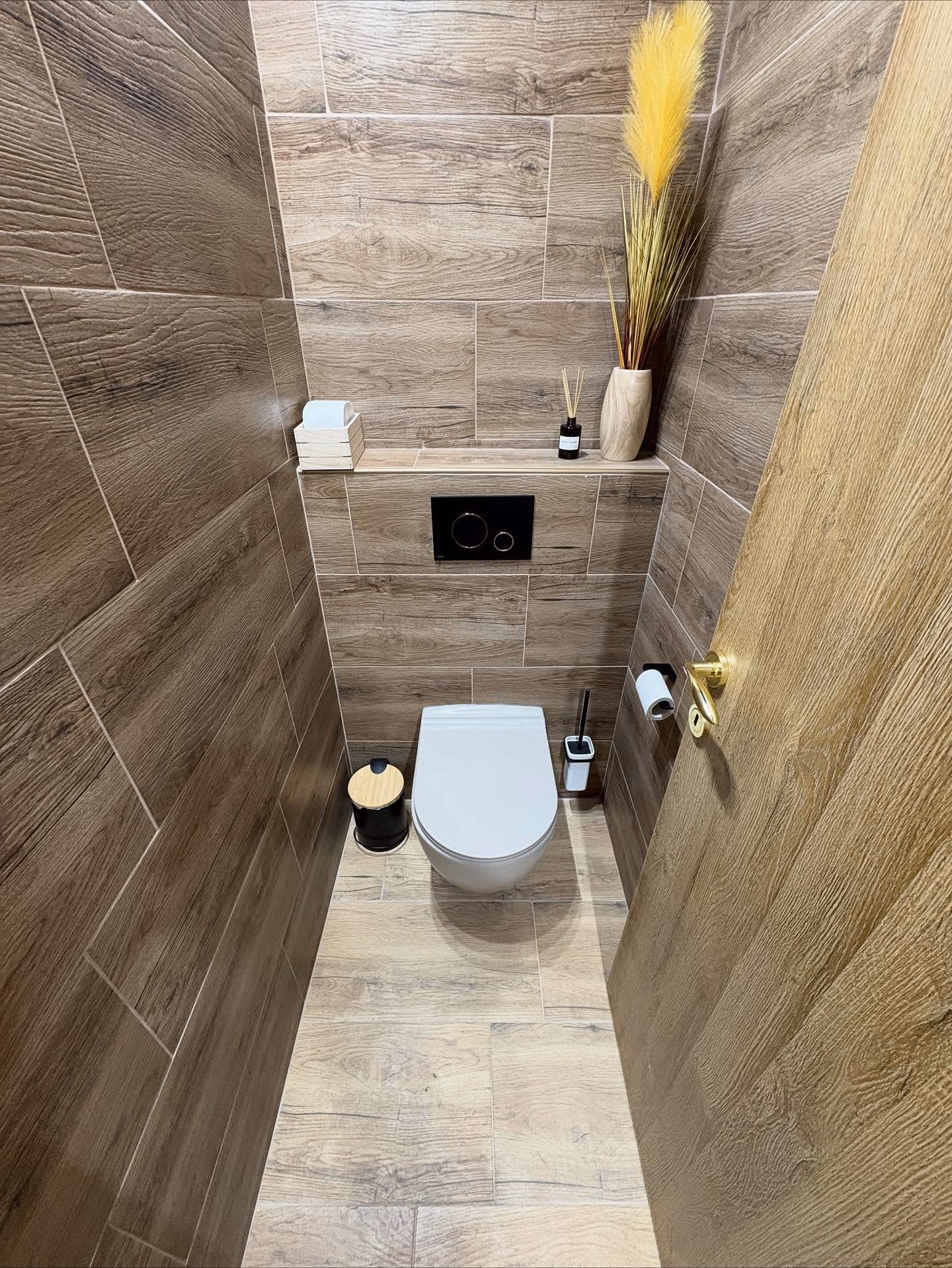 WC u drvenom dekoru — kompletno završena sanitarija