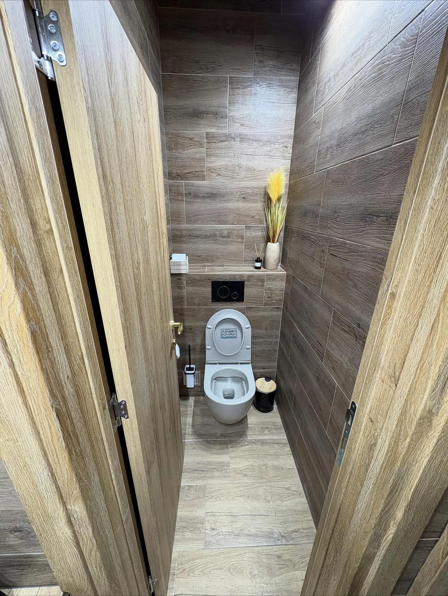 WC u drvenom dekoru — završna montaža