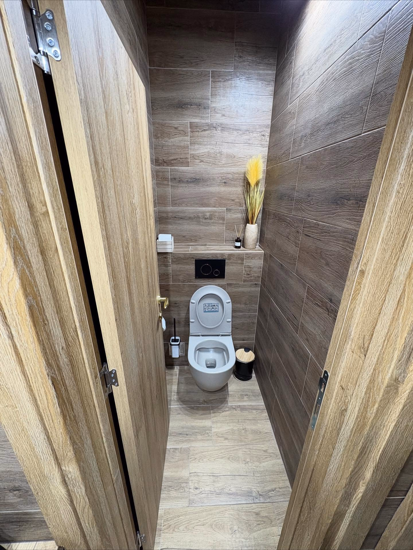 WC u drvenom dekoru — završna montaža