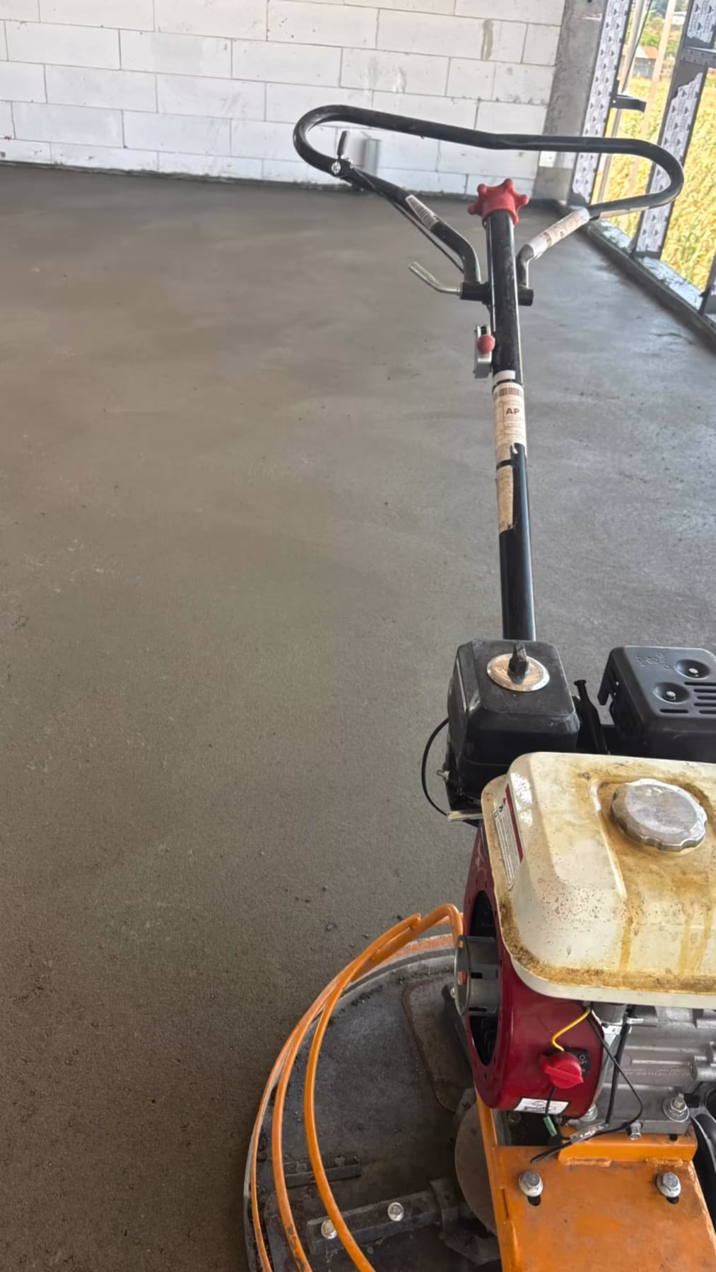 Mašinsko glačanje sveže košuljice — završna obrada poda
