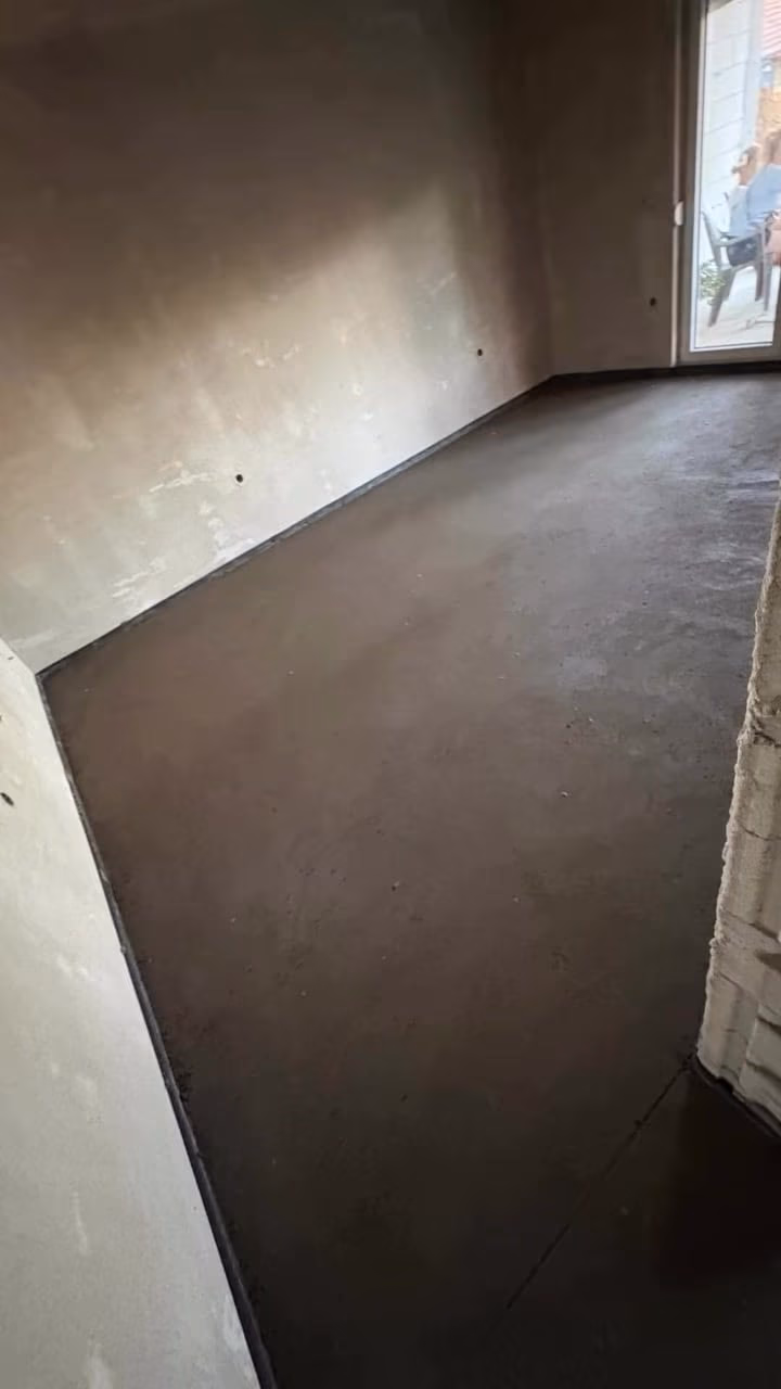 Cevi podnog grejanja položene na izolaciju — priprema za estrih