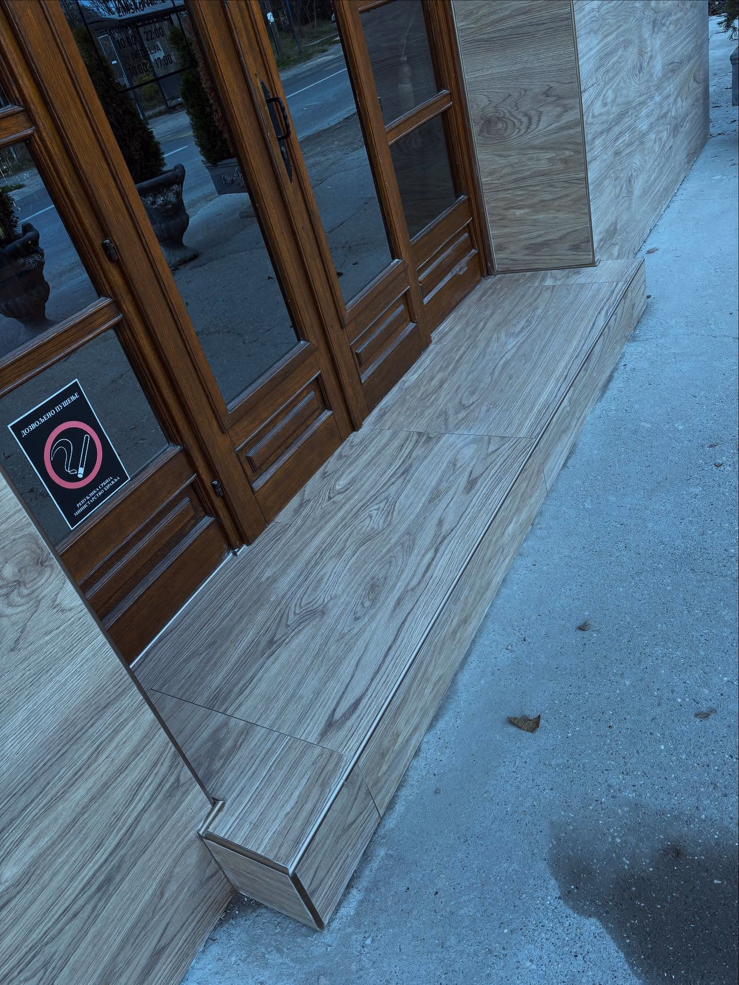 Moderno kupatilo sa keramičkim pločicama