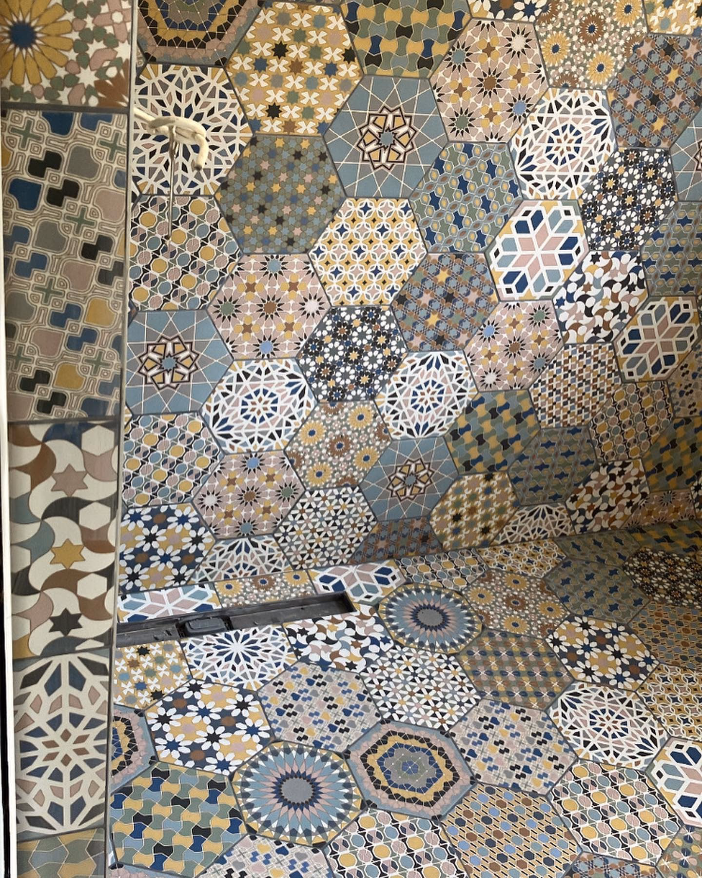 Ugradnja pločica na zidu — radovi u toku