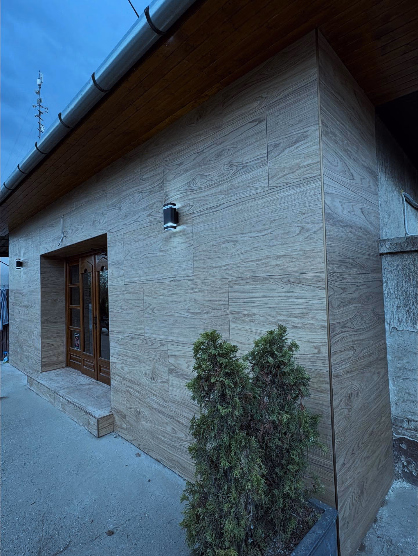 Moderno kupatilo sa nišama za sanitariju