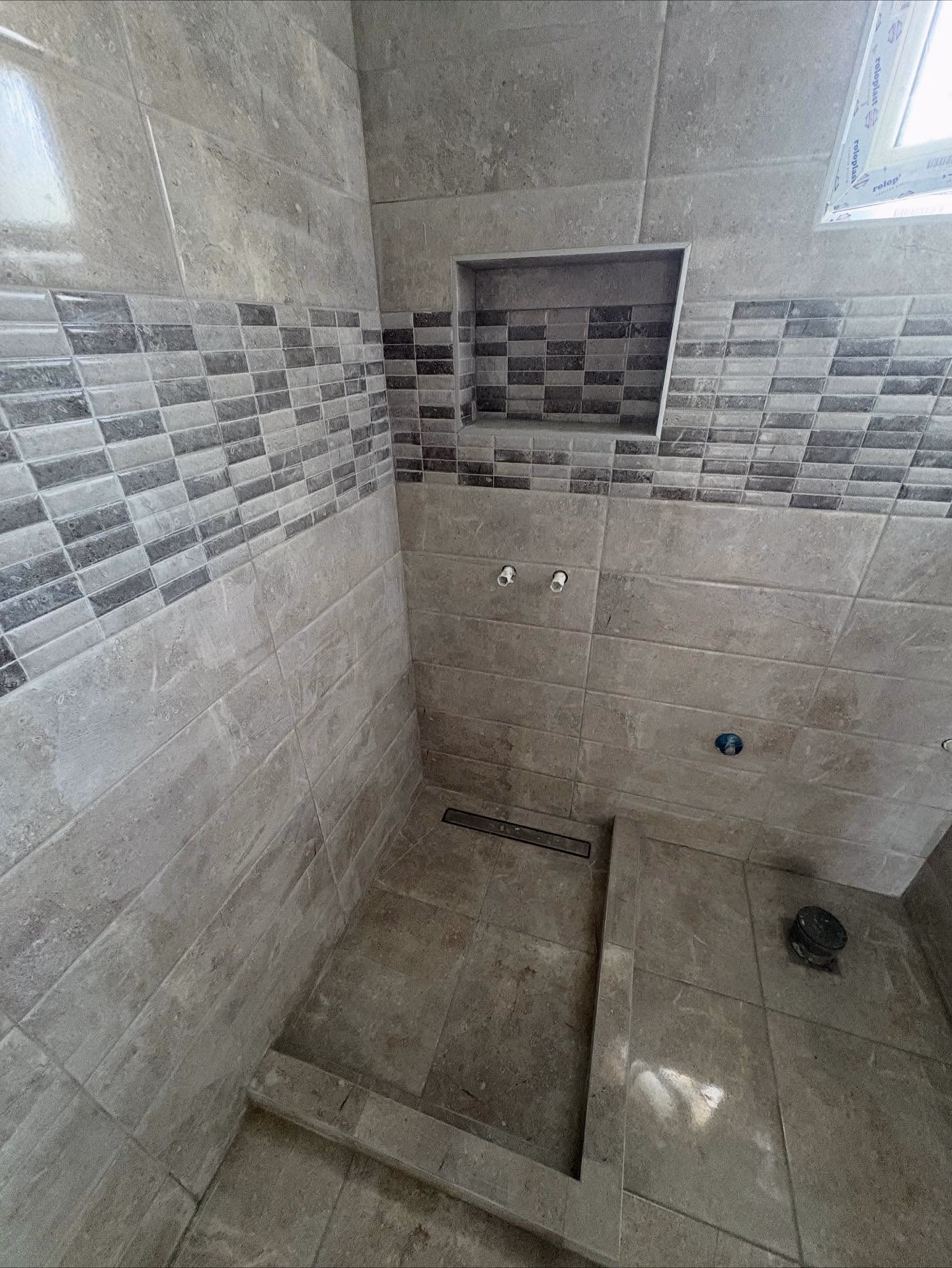 Postavljanje pločica — u toku