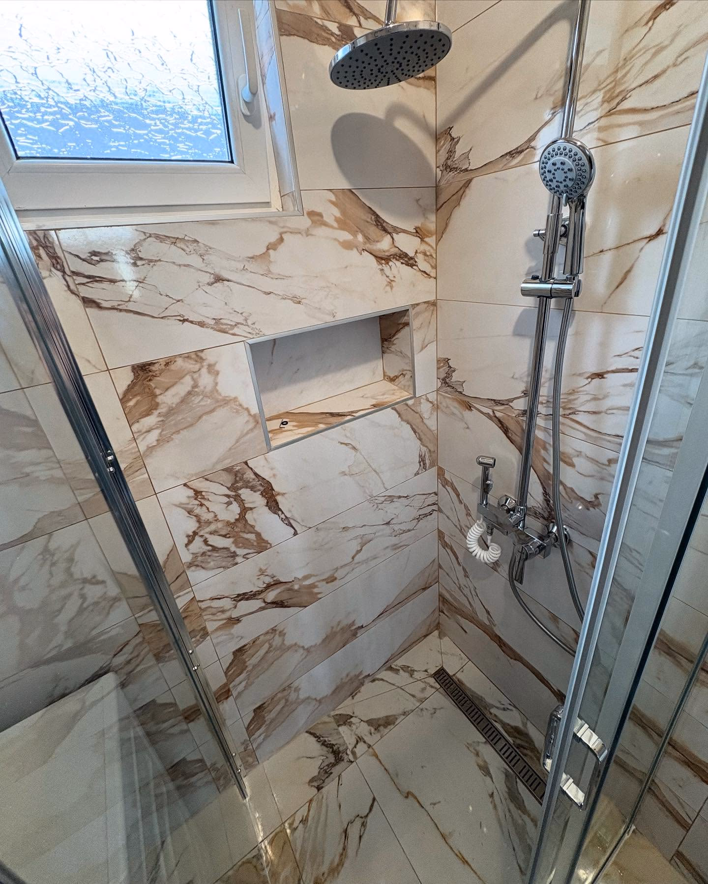 Postavljanje pločica na terasi